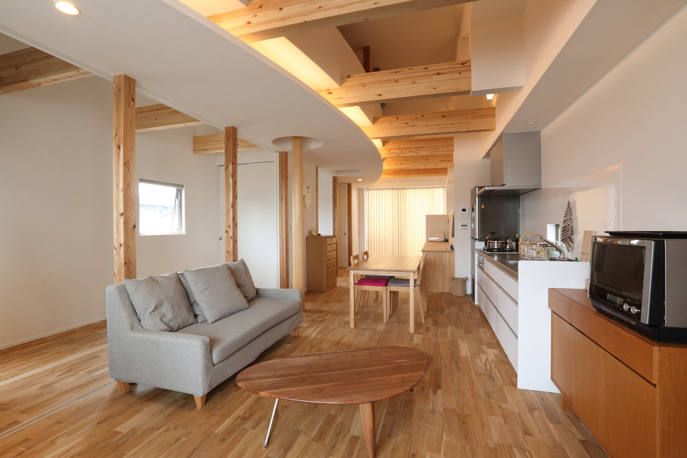 Offenes Asiatisches Wohnzimmer mit weißer Wandfarbe und braunem Holzboden in Fukuoka