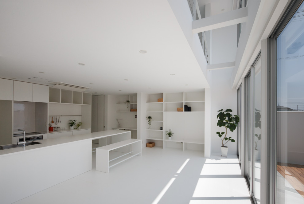 На фото: гостиная комната в стиле модернизм с белыми стенами, полом из винила, отдельно стоящим телевизором, белым полом, потолком с обоями и обоями на стенах