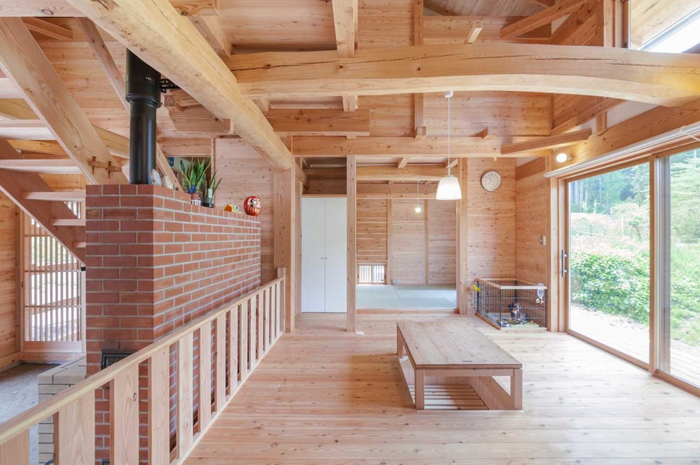 Ejemplo de salón escandinavo con paredes marrones y suelo de madera clara