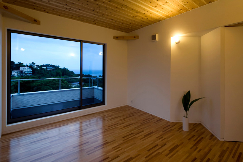 Diseño de salón moderno pequeño con paredes blancas, suelo de contrachapado, suelo marrón, madera y papel pintado