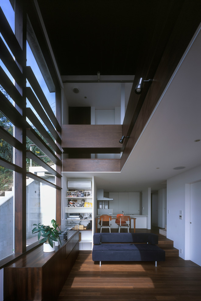 Modelo de salón abierto retro con paredes blancas, suelo de madera oscura y suelo marrón
