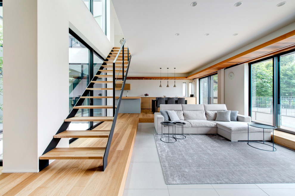 Idee per un soggiorno minimal aperto con pareti bianche e pavimento grigio