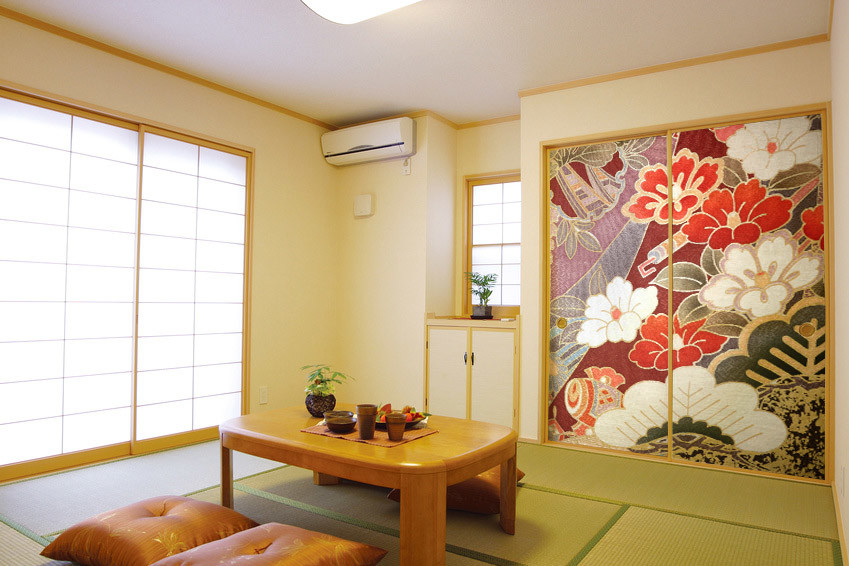 名古屋にある和風のおしゃれなリビング (和モダンな壁紙) の写真