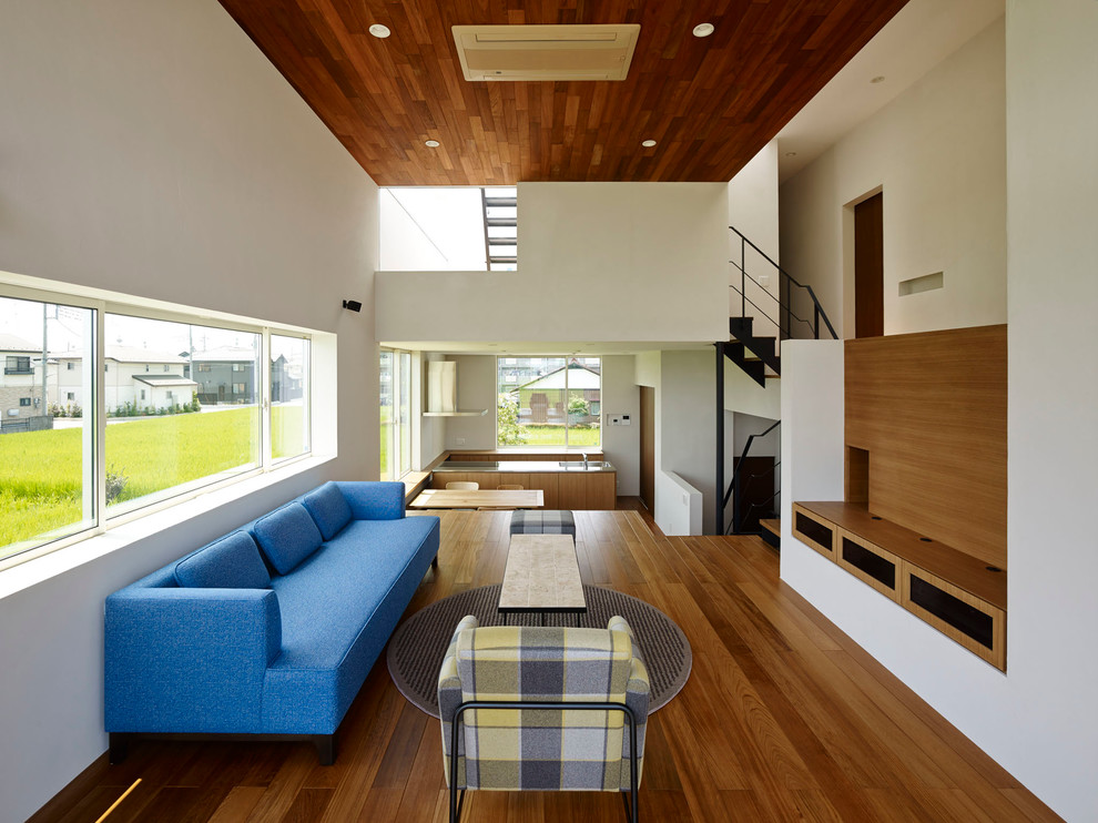 Idee per un soggiorno design aperto con pavimento in legno massello medio