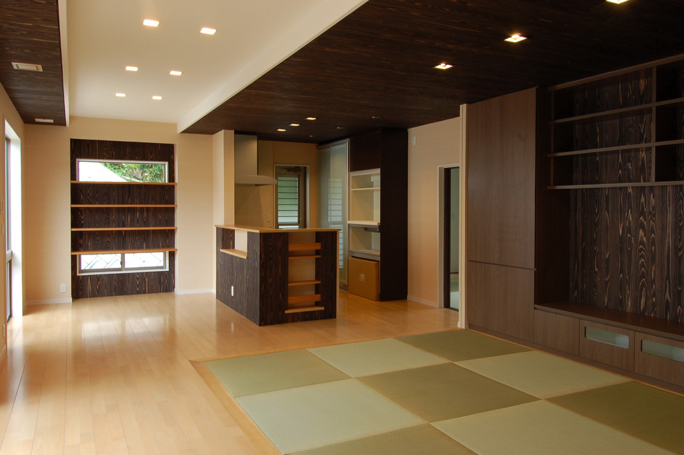 Ispirazione per un soggiorno minimalista aperto con pareti bianche, pavimento in compensato, TV a parete e pavimento marrone