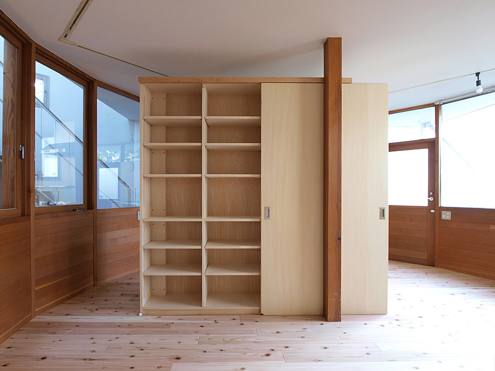 Inspiration för ett mellanstort skandinaviskt vardagsrum, med vita väggar, ljust trägolv och beiget golv