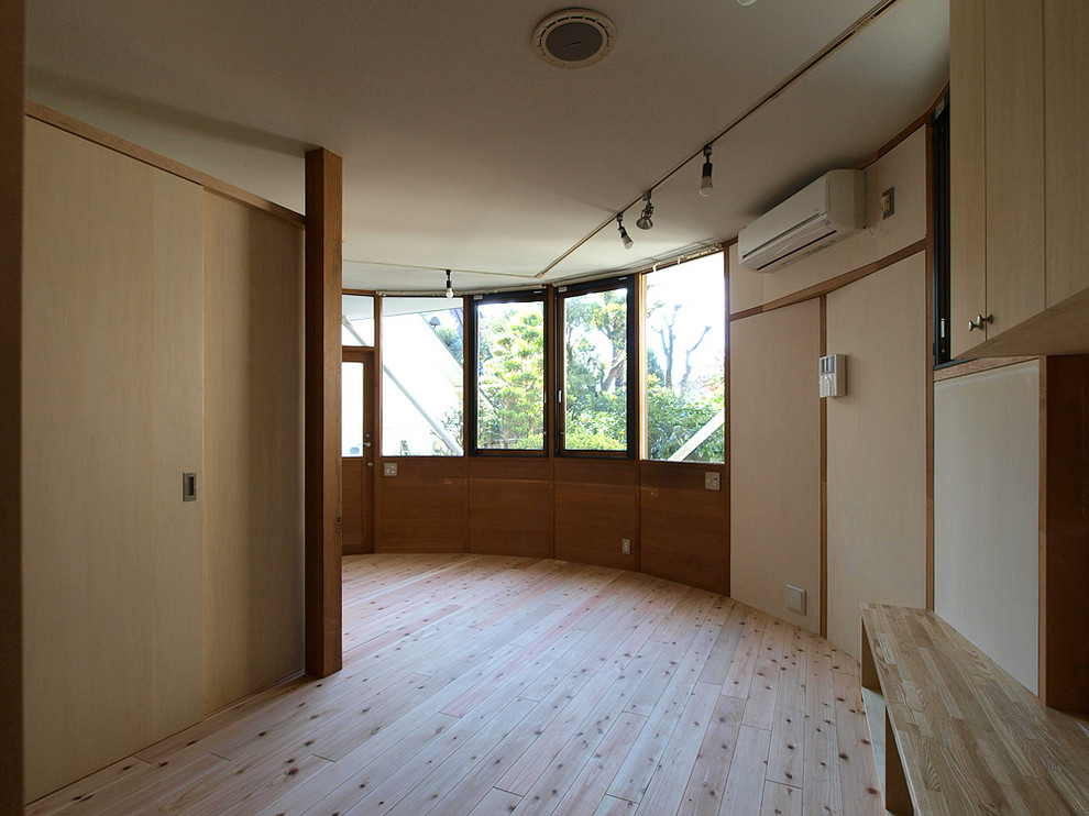 Inspiration för ett mellanstort minimalistiskt vardagsrum, med vita väggar, ljust trägolv och beiget golv