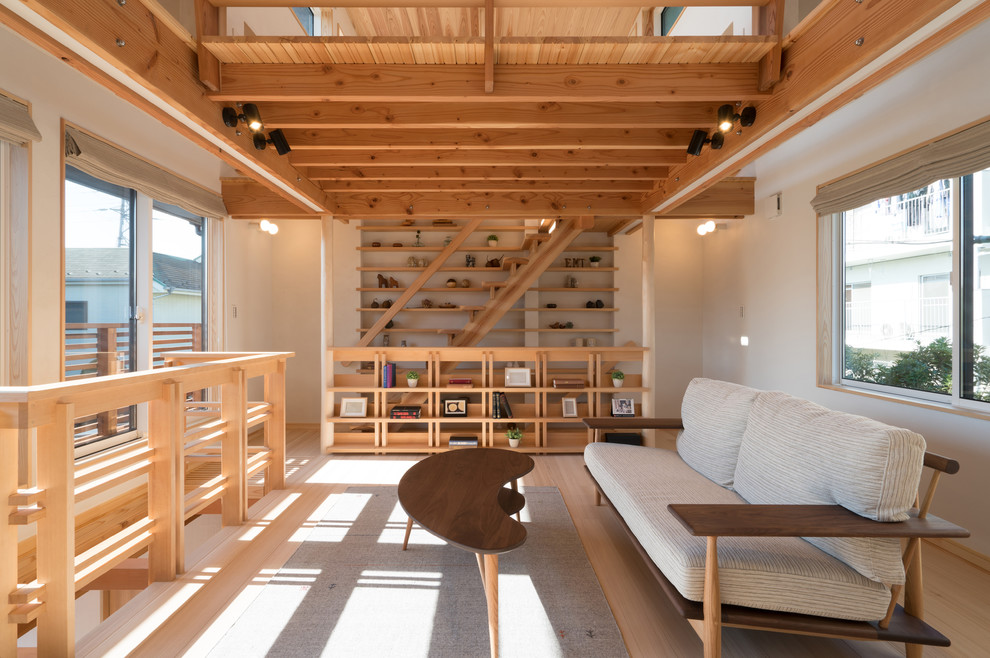 Источник вдохновения для домашнего уюта: двухуровневая гостиная комната в восточном стиле с белыми стенами, светлым паркетным полом и коричневым полом