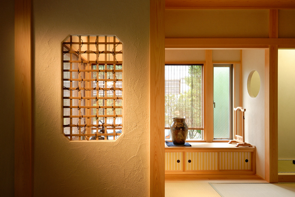Cette image montre un salon asiatique avec un mur beige, aucune cheminée, aucun téléviseur et un sol de tatami.