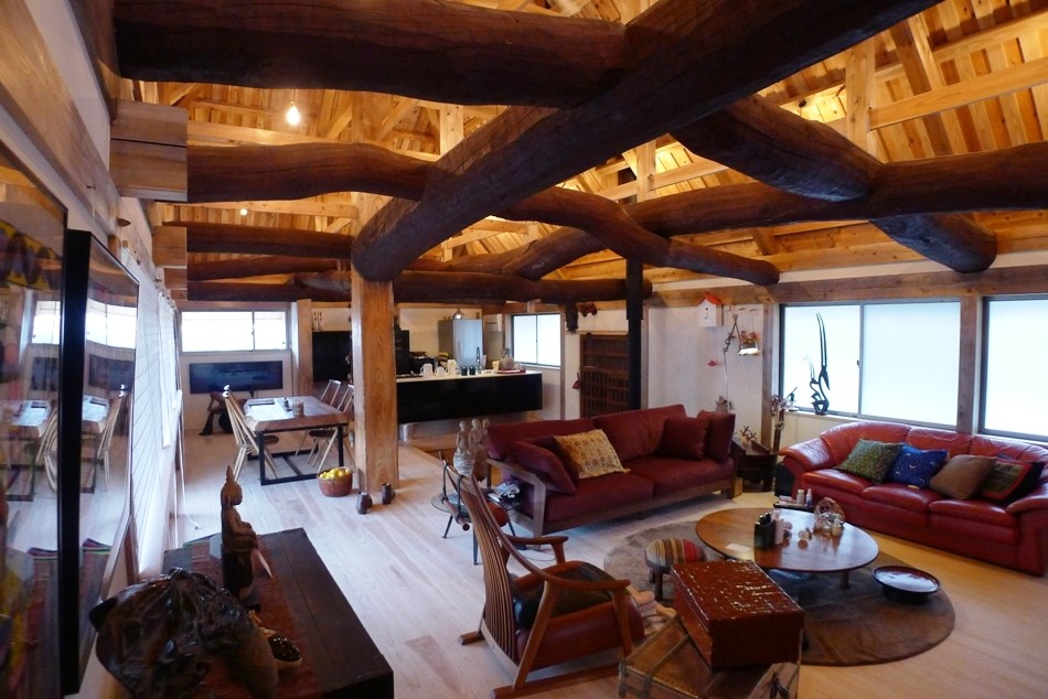 Foto de salón abierto clásico grande con paredes blancas, suelo de madera clara, estufa de leña, marco de chimenea de baldosas y/o azulejos y suelo blanco