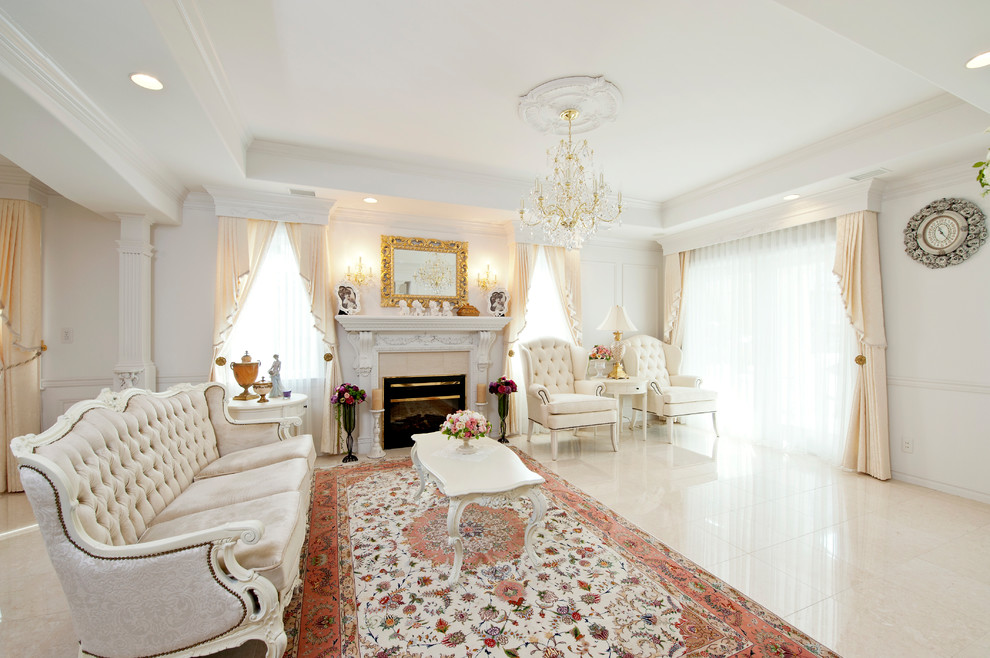 Mediterranes Wohnzimmer mit weißer Wandfarbe, Marmorboden und beigem Boden in Sonstige