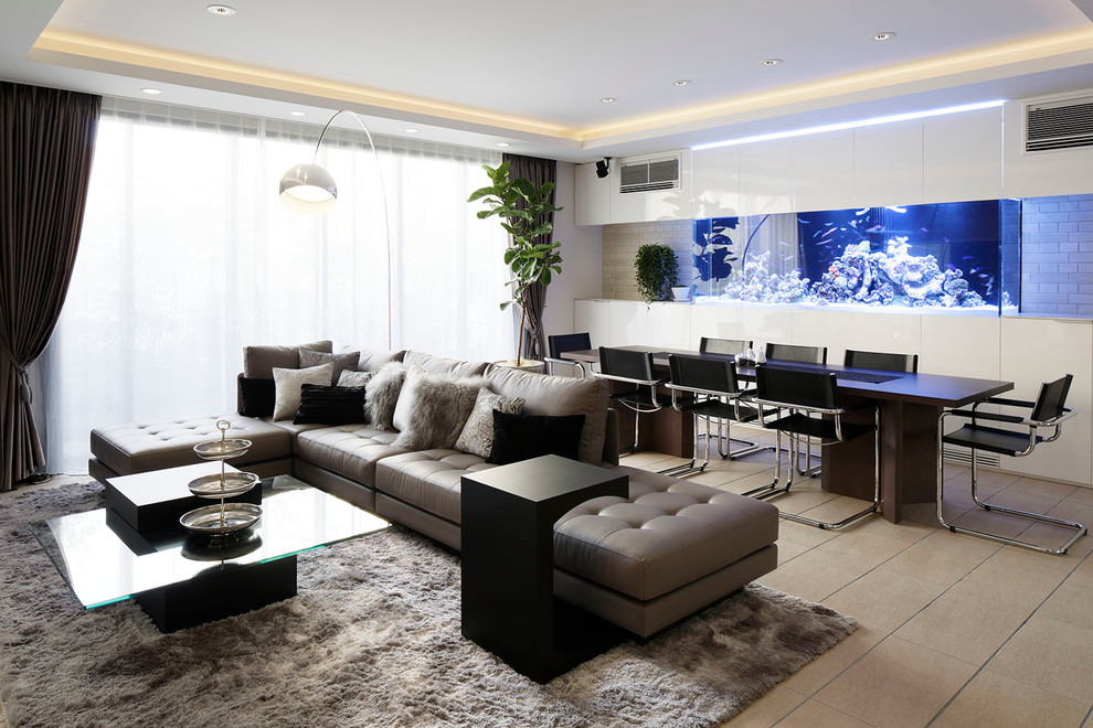 Modelo de salón abierto contemporáneo sin chimenea y televisor con paredes blancas y suelo de baldosas de cerámica