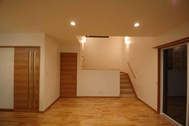 Idee per un soggiorno etnico di medie dimensioni e aperto con pareti bianche, pavimento in legno massello medio e pavimento marrone