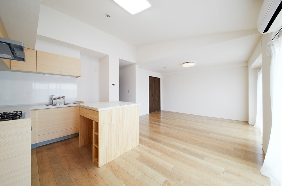Mittelgroßes, Offenes Modernes Wohnzimmer mit weißer Wandfarbe und beigem Boden in Sonstige