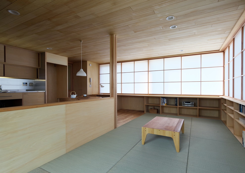 Idée de décoration pour un salon minimaliste de taille moyenne et ouvert avec une salle de réception, un mur beige, un sol en bois brun, aucune cheminée, un téléviseur indépendant et un sol beige.