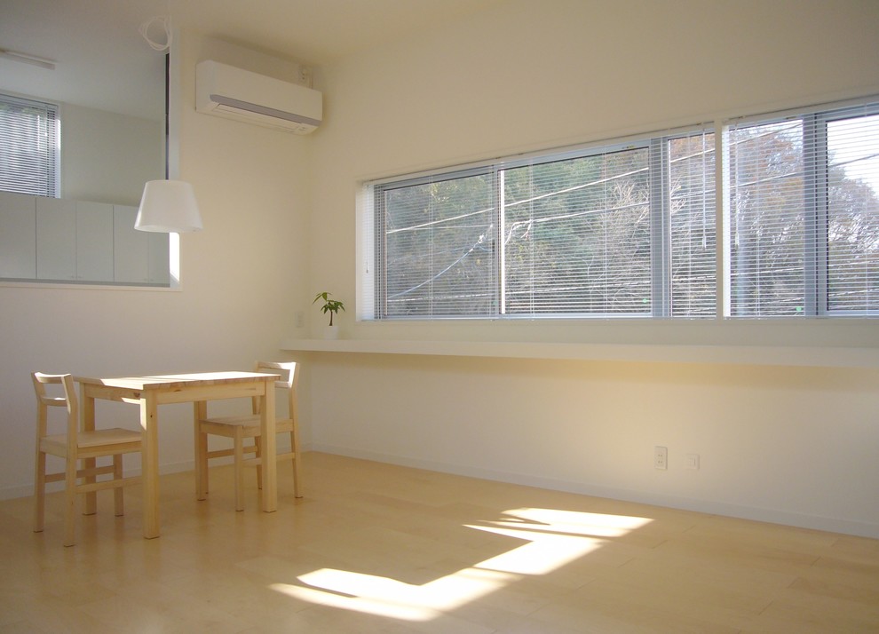 Diseño de salón minimalista de tamaño medio sin chimenea con paredes blancas, suelo de contrachapado, televisor independiente y suelo beige