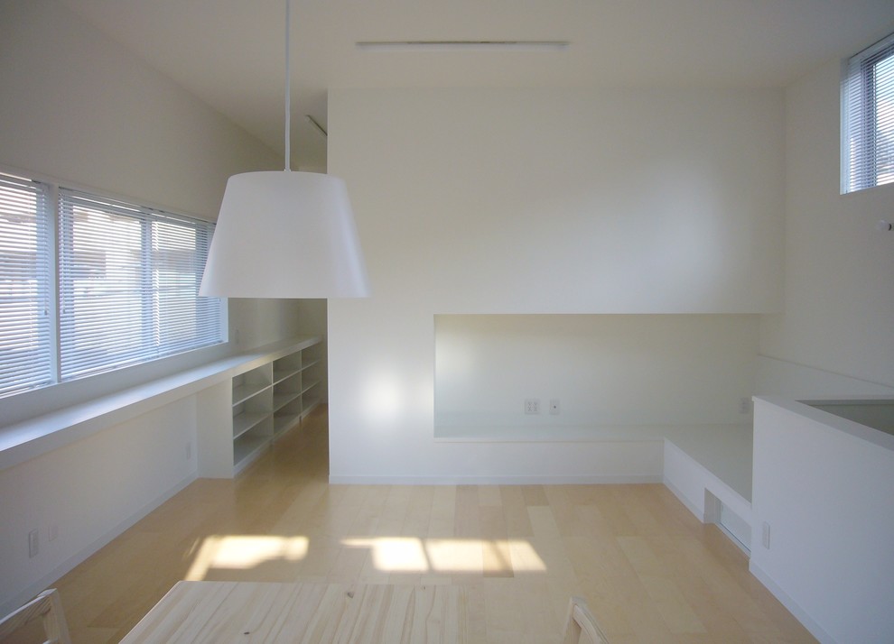 Foto de salón minimalista de tamaño medio sin chimenea con paredes blancas, suelo de contrachapado, televisor independiente y suelo beige