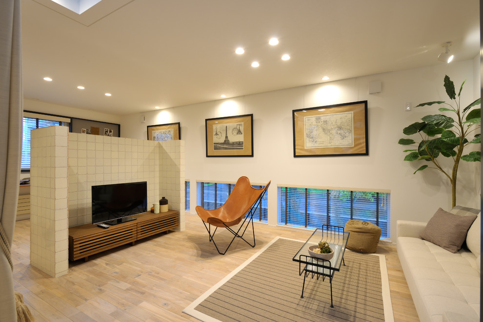 Foto de salón actual con paredes blancas, suelo de madera clara y suelo beige