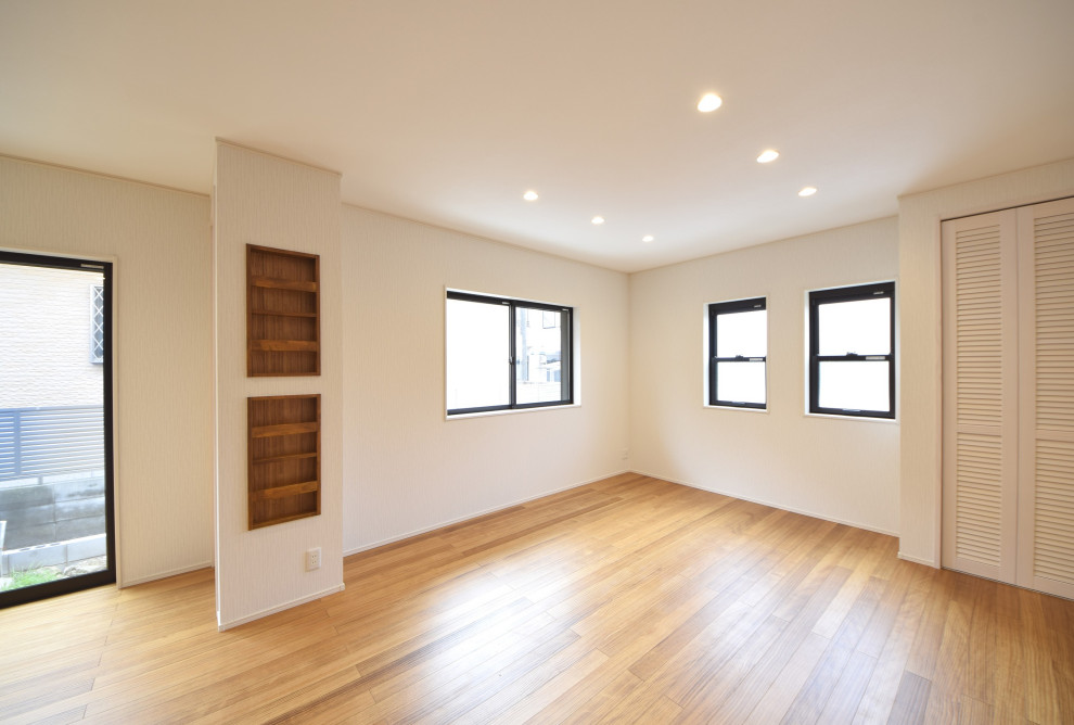 Idee per un soggiorno minimalista con pareti bianche, parquet chiaro e pavimento beige