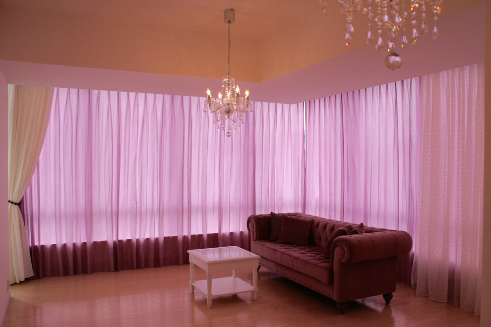 Ejemplo de salón abierto con paredes blancas, suelo de contrachapado, televisor independiente y suelo beige