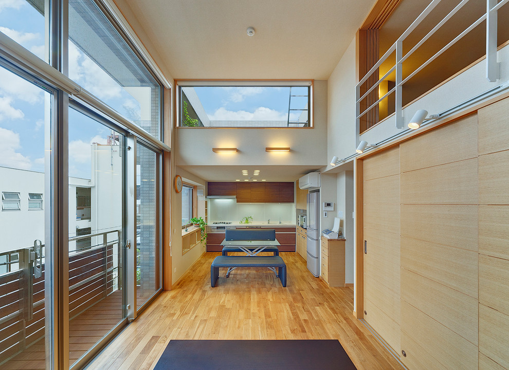 Idee per un soggiorno etnico aperto con pareti bianche, pavimento in legno massello medio e pavimento marrone