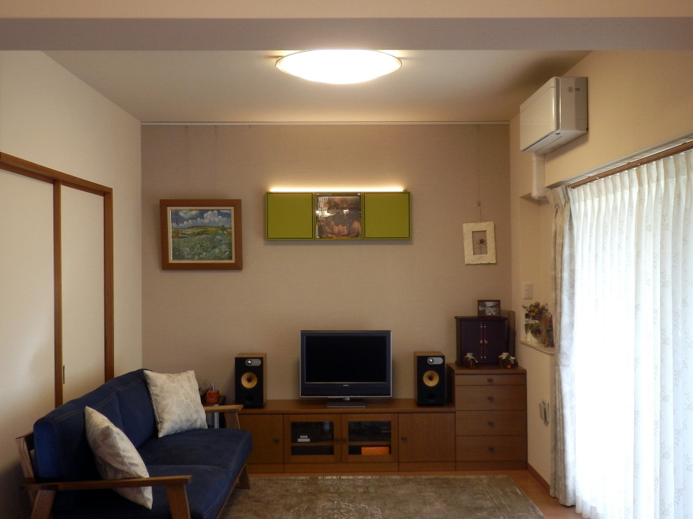 東京23区にあるお手頃価格の中くらいな北欧スタイルのおしゃれなLDK (白い壁、合板フローリング、暖炉なし、据え置き型テレビ、茶色い床) の写真