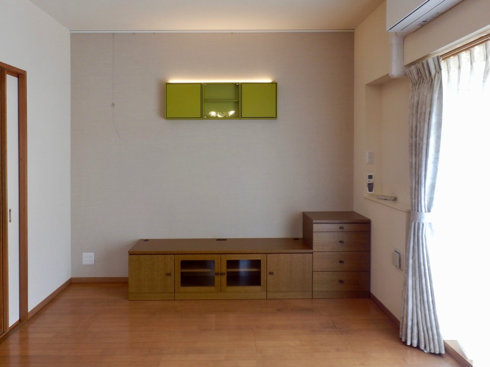 Inspiration för ett mellanstort vintage vardagsrum, med grå väggar, plywoodgolv, en fristående TV och brunt golv