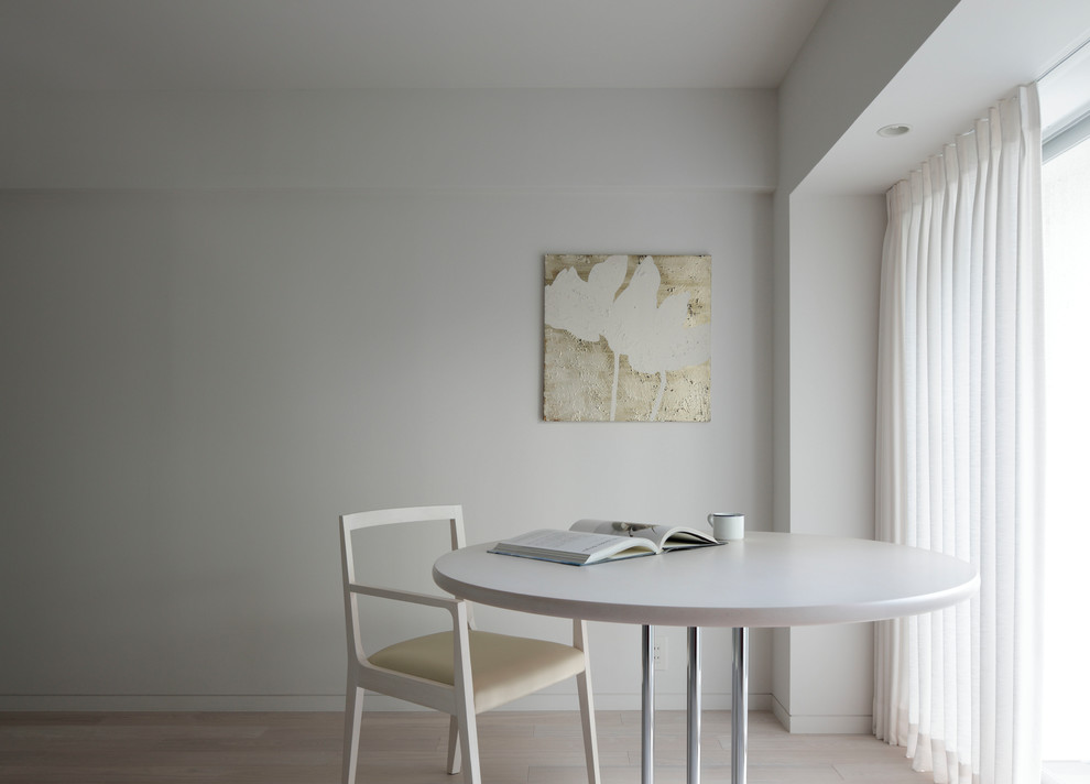 Foto di un piccolo soggiorno design aperto con pareti bianche e pavimento in compensato