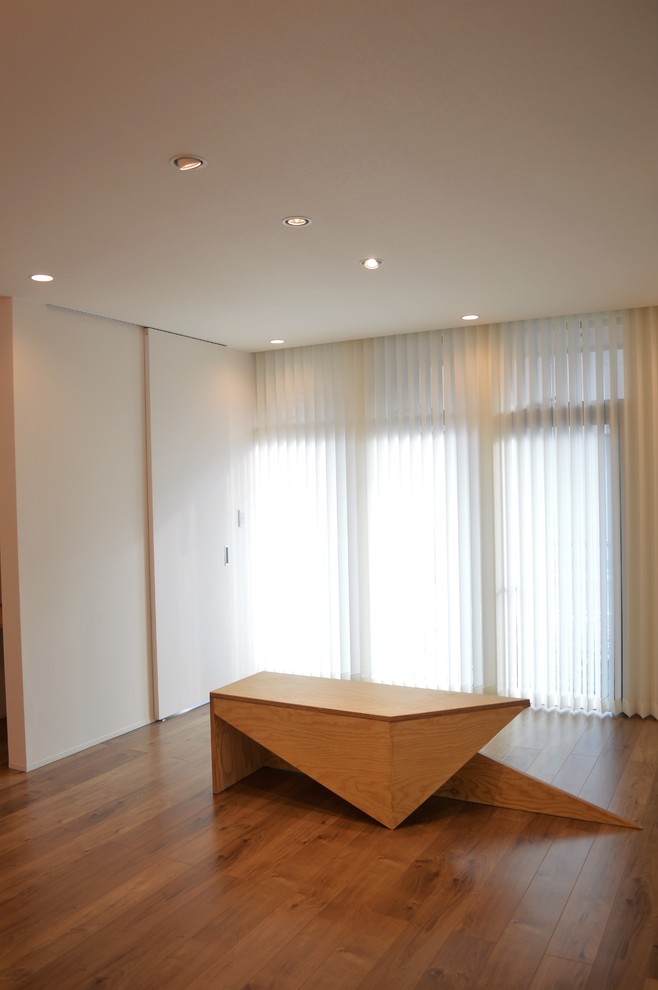 Mittelgroßes, Offenes Retro Wohnzimmer mit weißer Wandfarbe, Sperrholzboden, TV-Wand und braunem Boden in Sonstige