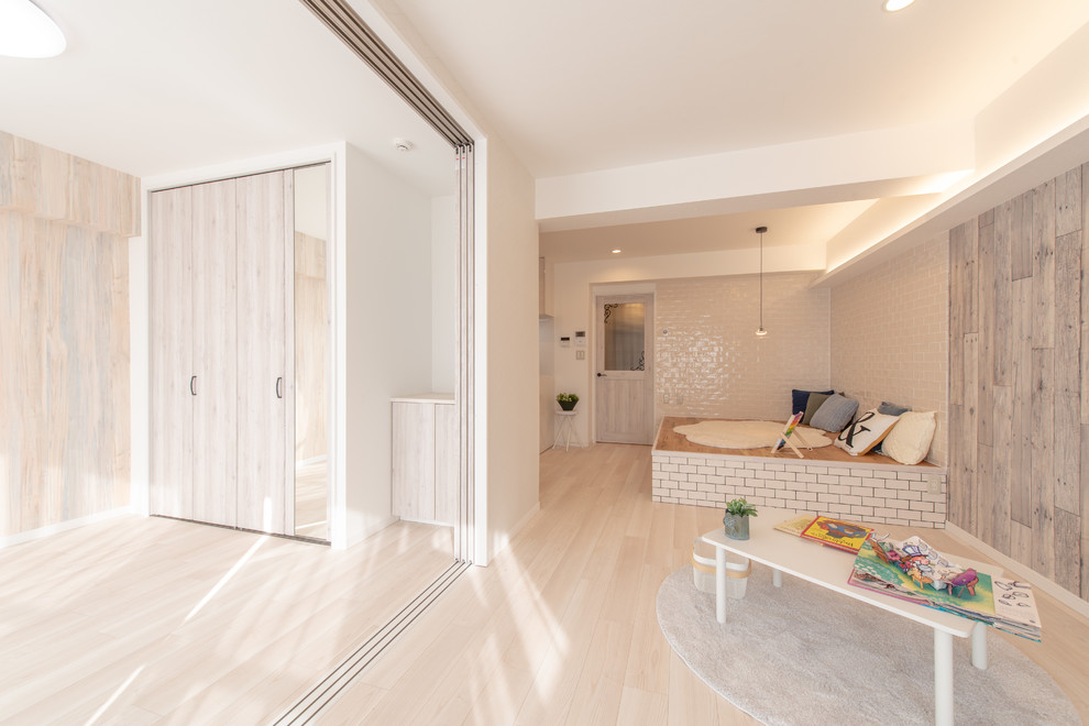 На фото: открытая гостиная комната среднего размера в восточном стиле с белыми стенами, светлым паркетным полом и белым полом с
