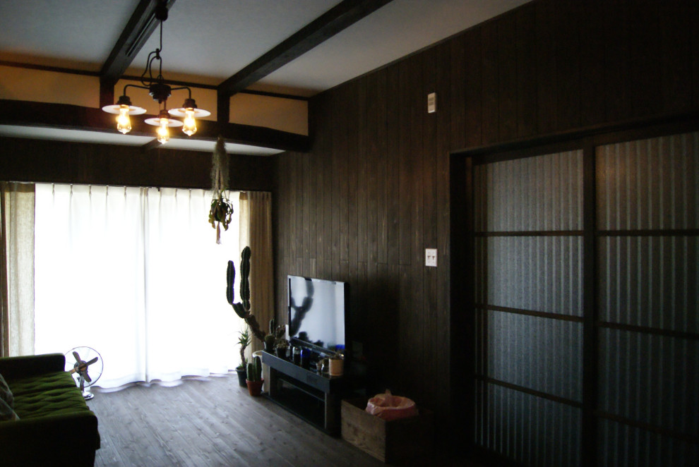 Ejemplo de salón abierto de estilo zen pequeño sin chimenea con paredes marrones, suelo de madera oscura, televisor independiente, suelo marrón, vigas vistas y madera