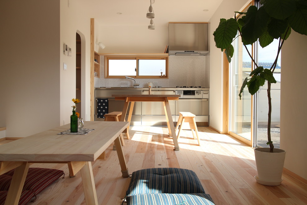 Imagen de salón escandinavo pequeño con paredes blancas, suelo de madera clara y suelo beige