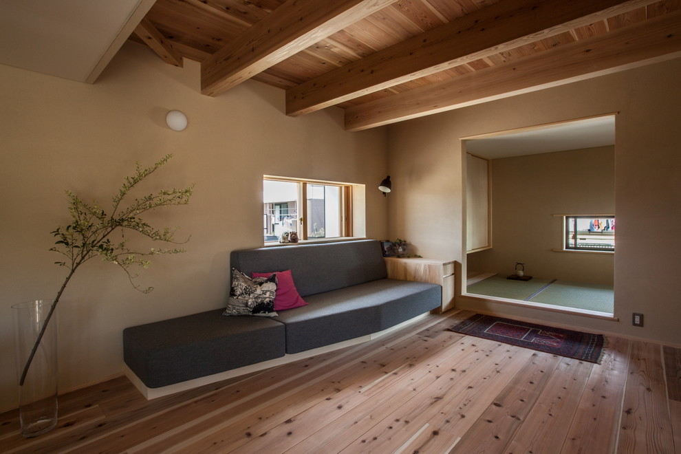 Стильный дизайн: гостиная комната в восточном стиле с бежевыми стенами и паркетным полом среднего тона без камина, телевизора - последний тренд