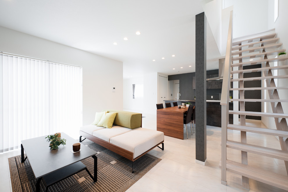 Modernes Wohnzimmer mit weißem Boden in Tokio
