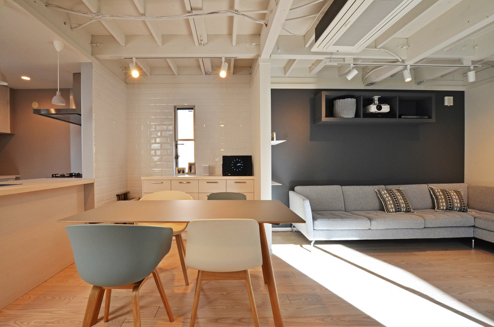 Foto de salón urbano con suelo de madera en tonos medios, suelo beige y paredes grises