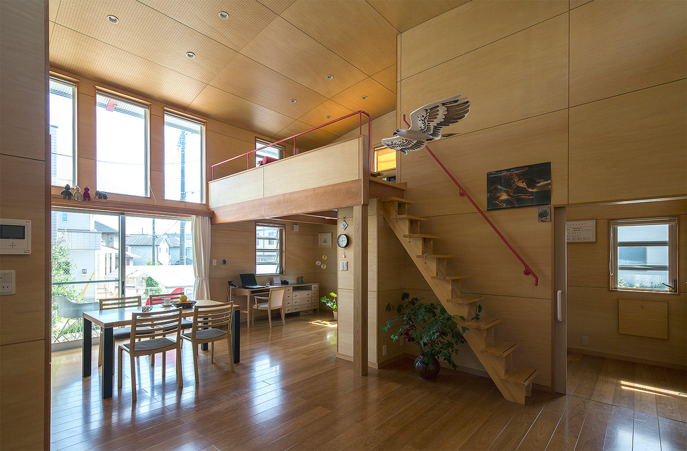 Cette image montre un salon design avec un mur beige et un sol en bois brun.