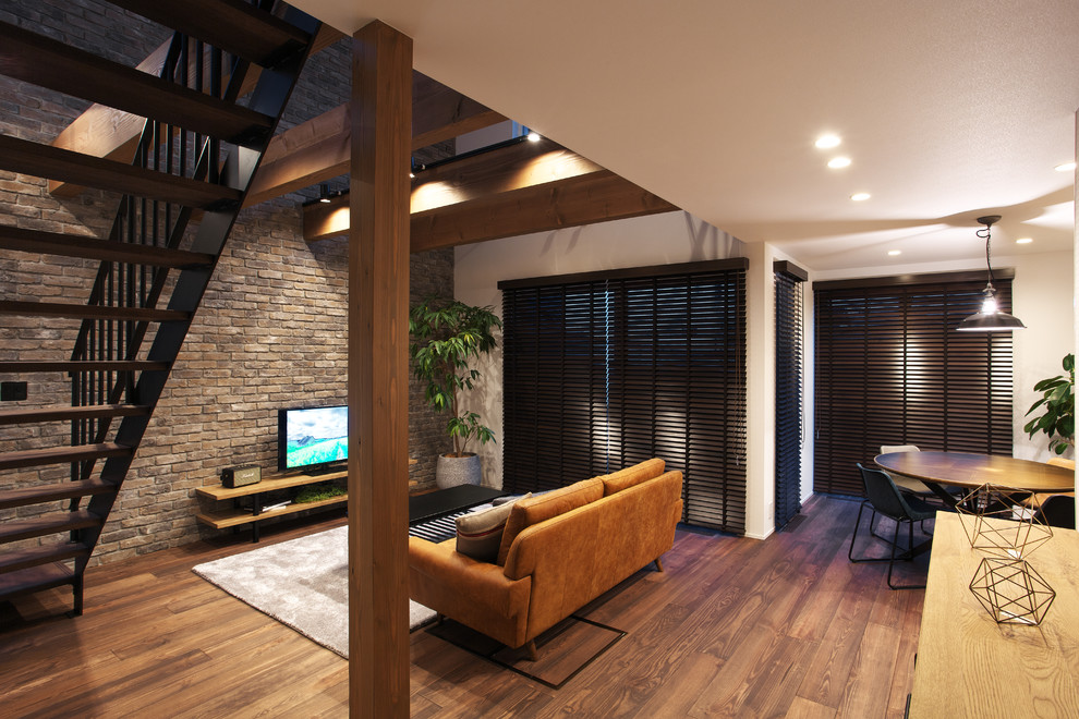 Идея дизайна: большая парадная, открытая гостиная комната в стиле ретро с белыми стенами, темным паркетным полом, отдельно стоящим телевизором и коричневым полом