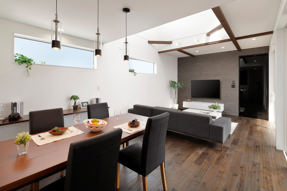 Idee per un soggiorno moderno aperto con pareti bianche, parquet scuro, TV a parete, pavimento marrone, soffitto in perlinato e pareti in perlinato