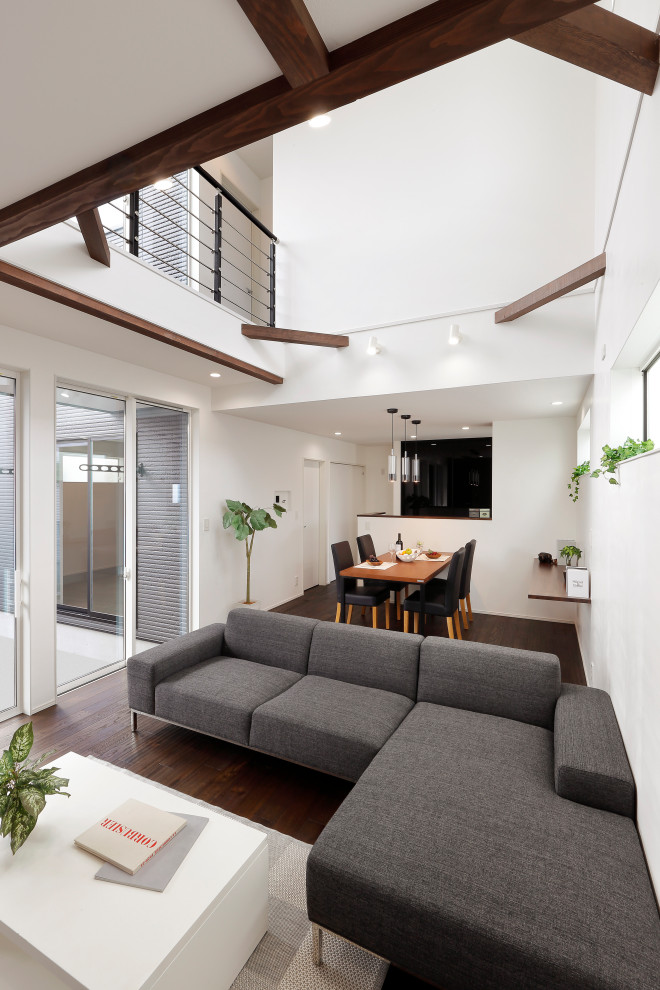 Immagine di un soggiorno minimalista aperto con pareti bianche, parquet scuro, TV a parete, pavimento marrone, soffitto in perlinato e pareti in perlinato