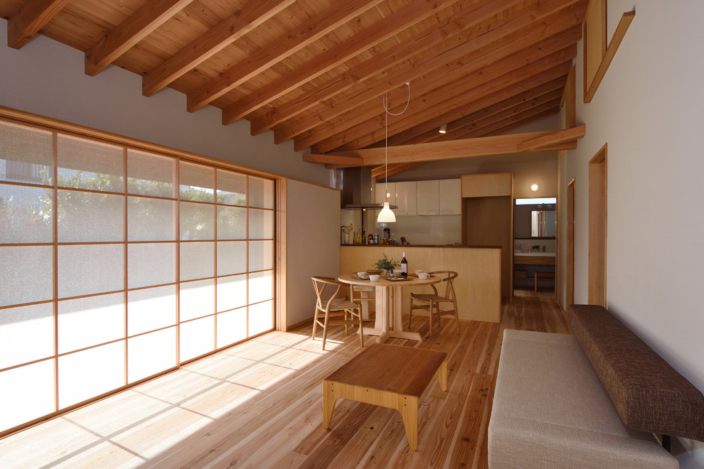 Idee per un soggiorno moderno aperto con pareti bianche, parquet chiaro, camino ad angolo, TV a parete e pavimento beige