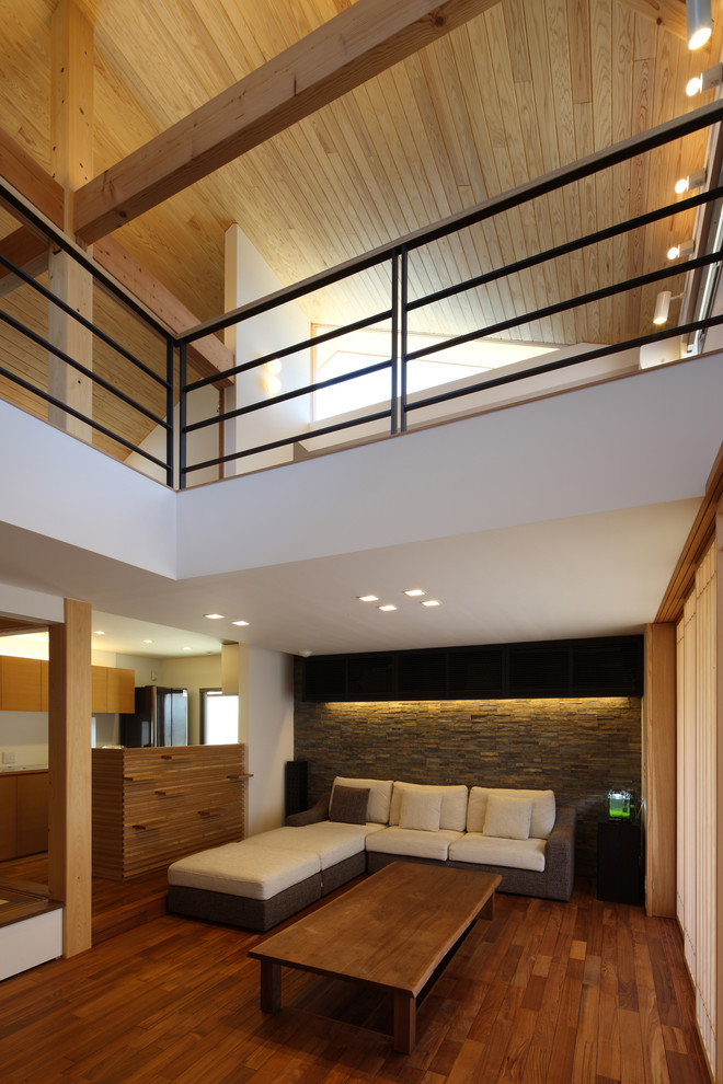 На фото: гостиная комната в восточном стиле с белыми стенами, паркетным полом среднего тона и коричневым полом