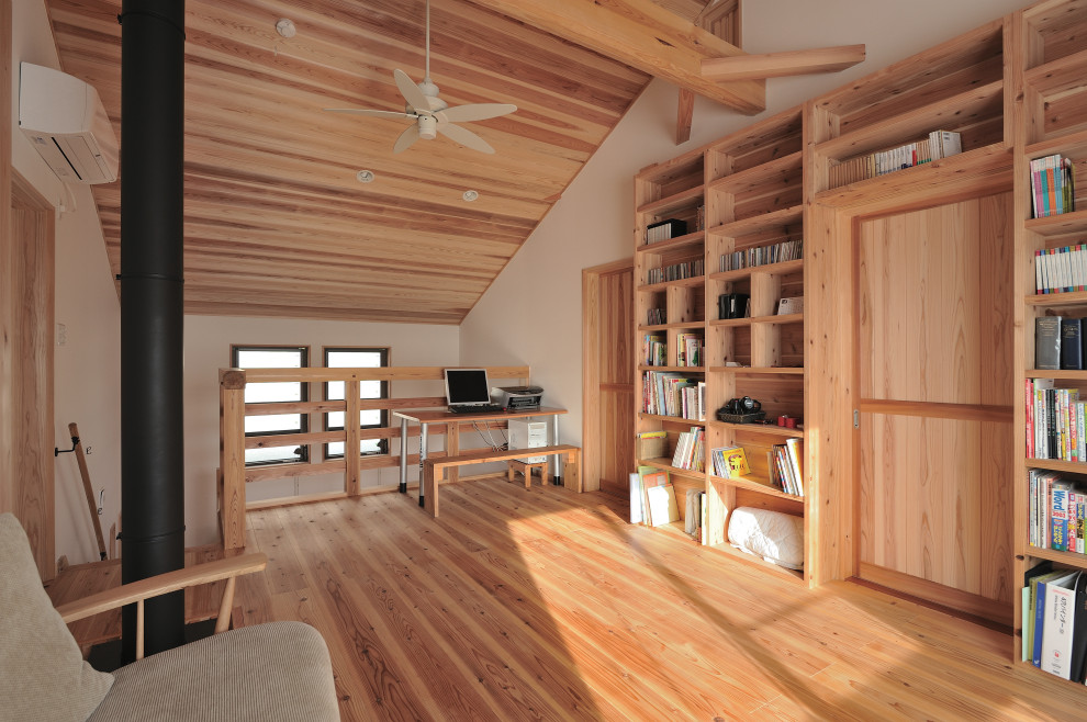 Foto de salón abierto contemporáneo de tamaño medio con estufa de leña, marco de chimenea de baldosas y/o azulejos y suelo marrón