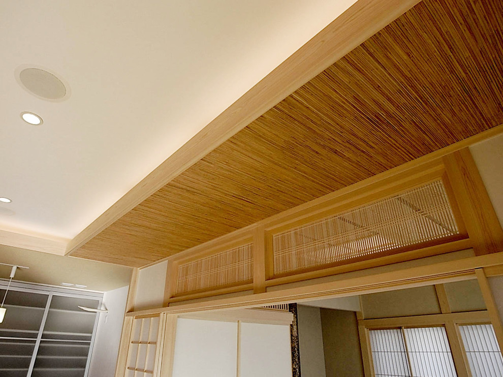 Ejemplo de salón abierto de estilo zen grande con paredes beige, suelo de madera clara y suelo beige