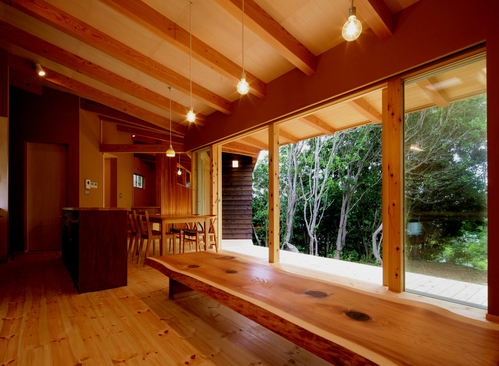 Ispirazione per un soggiorno minimalista con pareti marroni, pavimento in legno massello medio e pavimento marrone