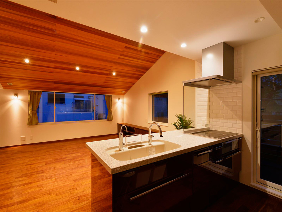 Стильный дизайн: гостиная комната в стиле модернизм с белыми стенами - последний тренд