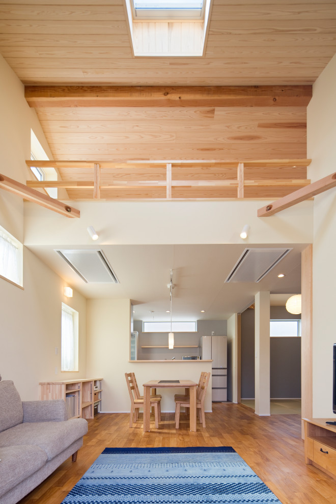 Ispirazione per un grande soggiorno scandinavo aperto con pareti bianche, pavimento in legno massello medio e soffitto in legno