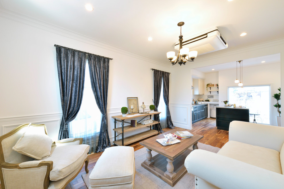 На фото: открытая гостиная комната в классическом стиле с белыми стенами, паркетным полом среднего тона и коричневым полом