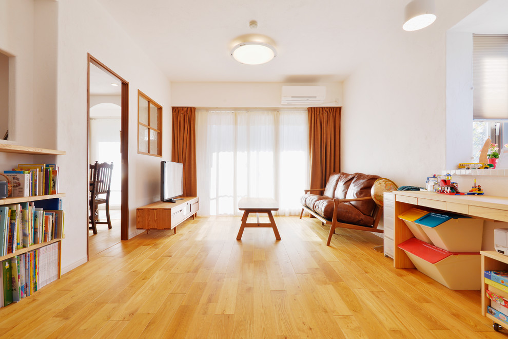 Modernes Wohnzimmer in Tokio Peripherie