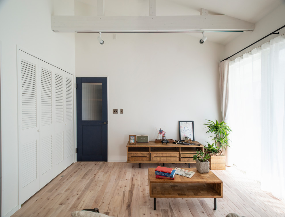 Großes Maritimes Wohnzimmer mit weißer Wandfarbe, hellem Holzboden und weißem Boden in Sonstige