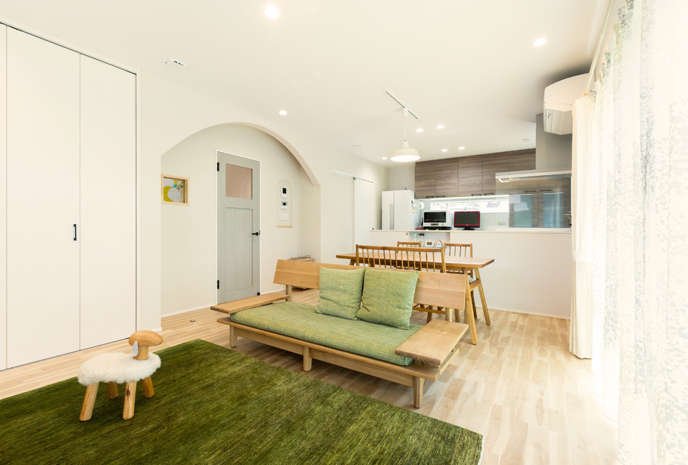 Foto de salón abierto nórdico de tamaño medio sin chimenea con paredes blancas y suelo de madera clara
